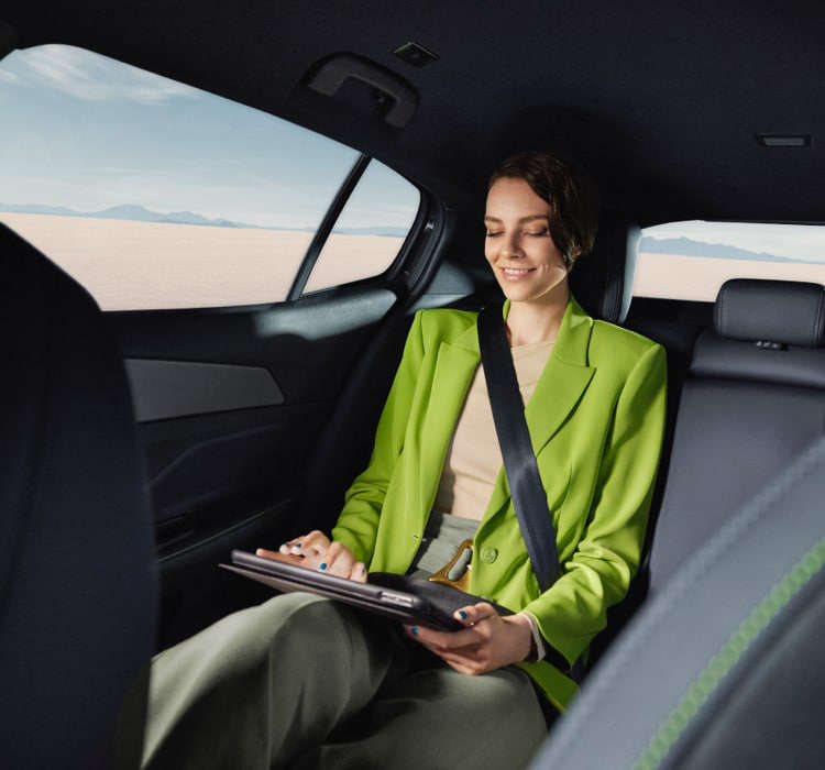 Салон Peugeot 408, жінка на задньому сидінні