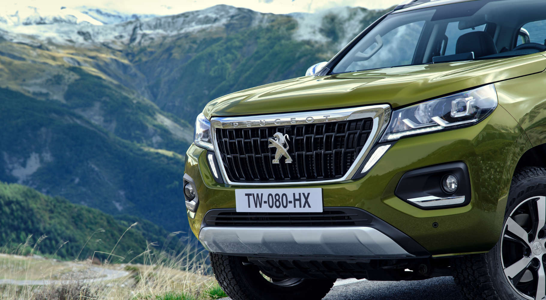 Пікап Peugeot Landtrek спереду крупним планом