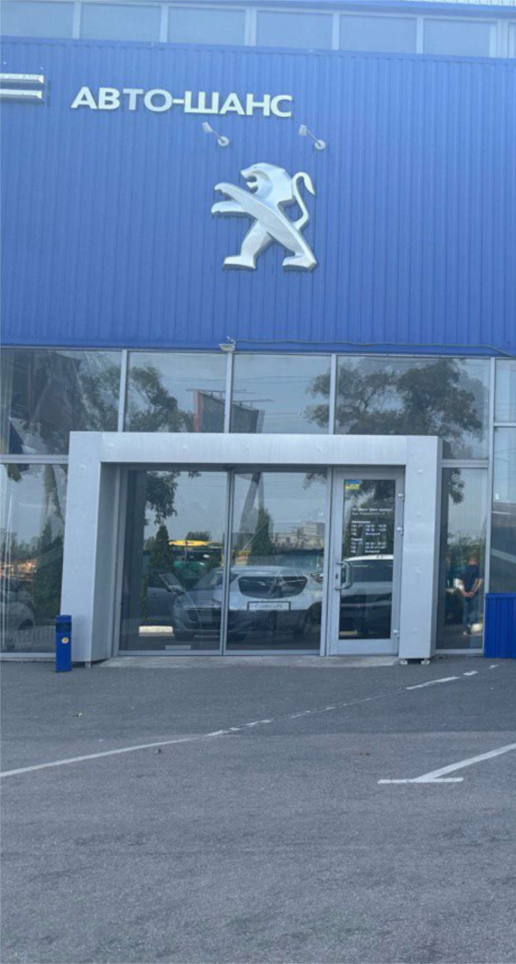 Вхід до автосалону Peugeot «Авто-Шанс» у Кропивницькому