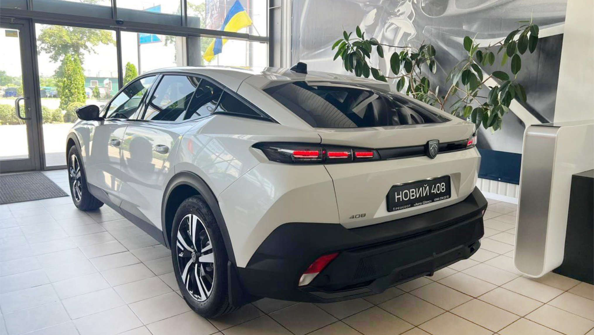 Автосалон «Авто-Шанс» у Кролпивницькому вигляд з салону