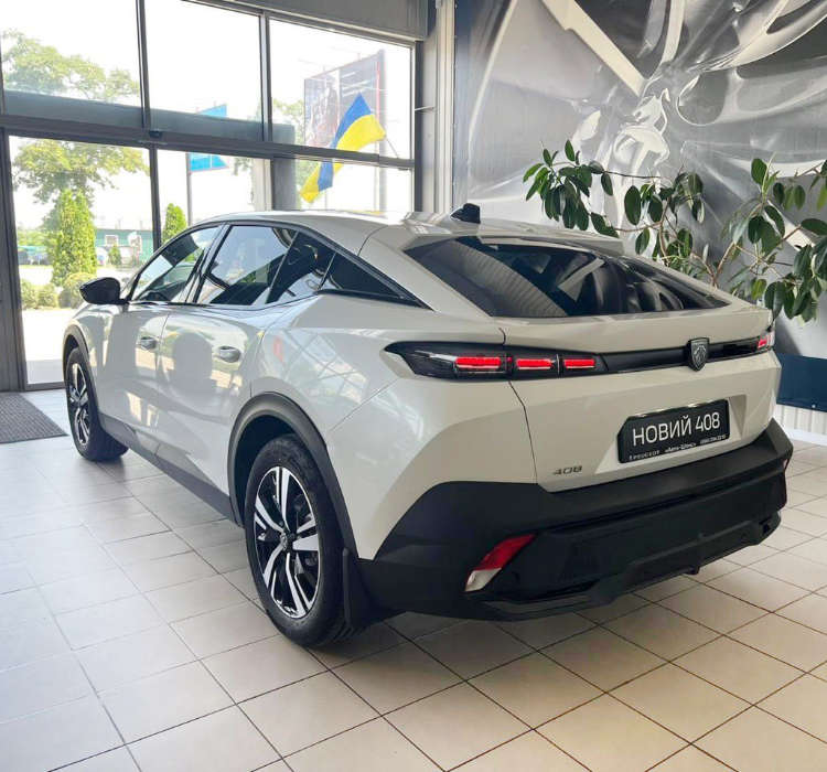 Автосалон «Авто-Шанс» у Кролпивницькому вигляд з салону